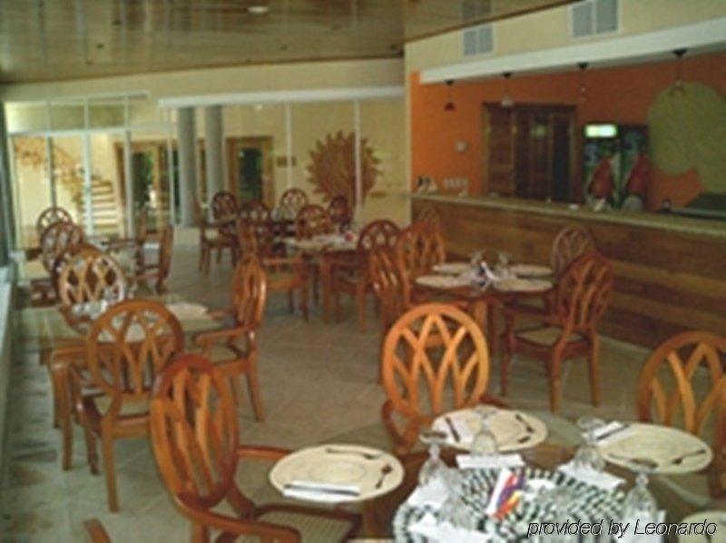 Hotel Vistamar Beachfront Resort & Conference Center Pochomil Restoran fotoğraf